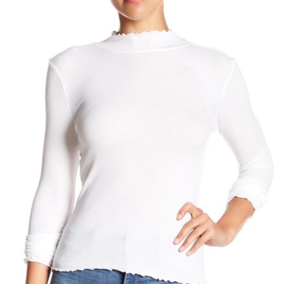 Abound Ivory Lettuce Edged Knit Top Size M - Picture 1 of 4